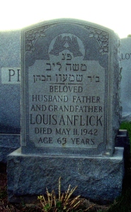 Louis's gravestone bears the Kohen hand symbol.